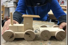 2021-12-02-Holz-AG-Lokomotive-mit-Anhaenger-1
