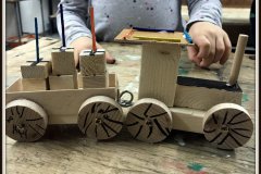 2021-12-02-Holz-AG-Lokomotive-mit-Anhaenger-2