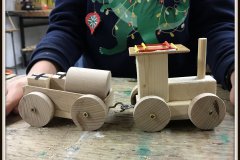 2021-12-02-Holz-AG-Lokomotive-mit-Anhaenger-3