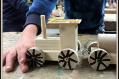 2021-12-02-Holz-AG-Lokomotive-mit-Anhaenger-4