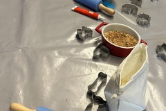 1-2022-11-27-Weihnachtsbaeckerei-fuer-Kinder-im-Dorftreff-1