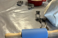 2-2022-11-27-Weihnachtsbaeckerei-fuer-Kinder-im-Dorftreff-2