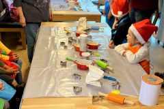 4-2022-11-27-Weihnachtsbaeckerei-fuer-Kinder-im-Dorftreff-6