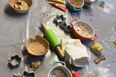5-2022-11-27-Weihnachtsbaeckerei-fuer-Kinder-im-Dorftreff-8