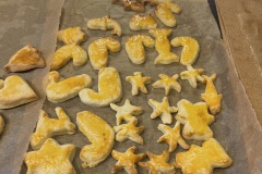 8-2022-11-27-Weihnachtsbaeckerei-fuer-Kinder-im-Dorftreff-12