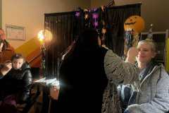 2025-10-31-Halloween-Zu-Besuch-in-der-Hexen-WG-6