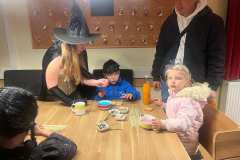 2025-10-31-Halloween-Zu-Besuch-in-der-Hexen-WG-7