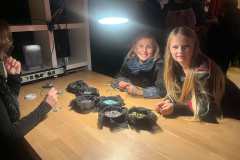 2025-10-31-Halloween-Zu-Besuch-in-der-Hexen-WG-8