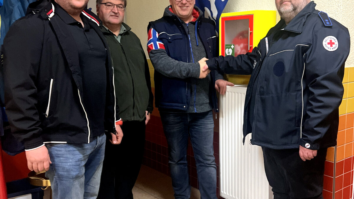 Übergabe Defibrillator in Waldangelloch im Dorftreff