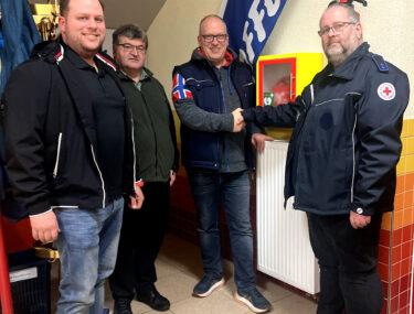 Übergabe Defibrillator in Waldangelloch im Dorftreff